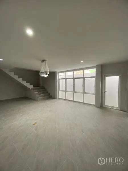 带办公室的家 出租或出售在Suan Luang, Bangkok - 入口大厅式空间，带楼梯与落地磨砂玻璃窗门。