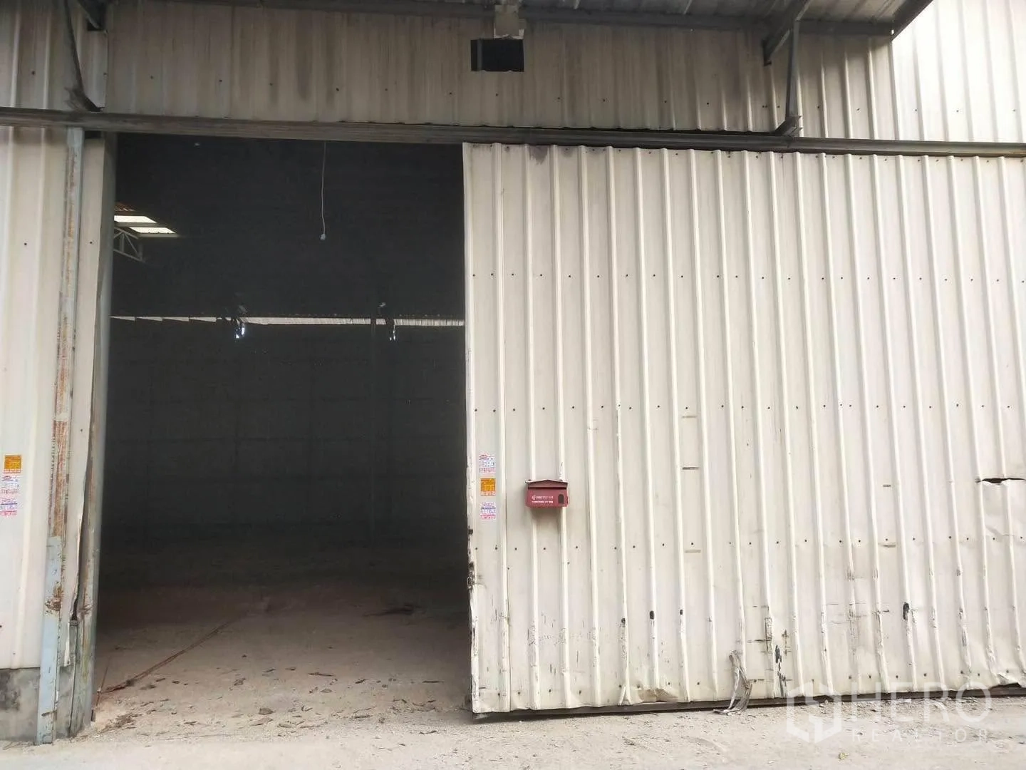 Warehouse for rent in Bang Phli, Samut Prakan - Large sliding warehouse door opening to the storage area.