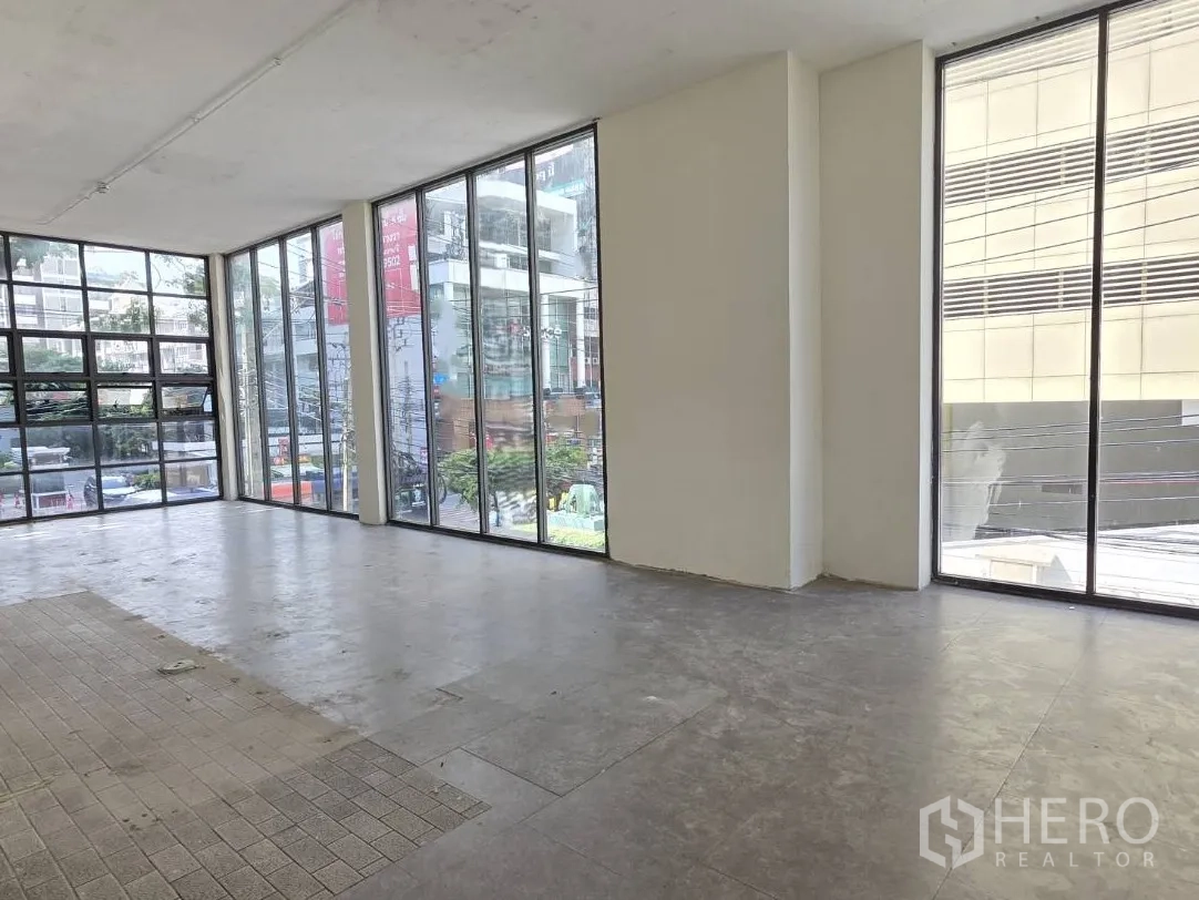 Retail Space for rent in Watthana, Bangkok - Open-plan retail unit with floor-to-ceiling glass windows and street views.