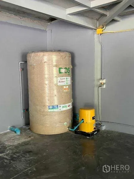 货栈 出租在Bang Khun Thian, Bangkok - 仓库角落安装的水箱与水泵设备