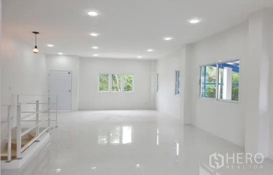 Warehouse for rent in Prawet, Bangkok - Spacious open-plan upper level with windows, downlights and safety railing.