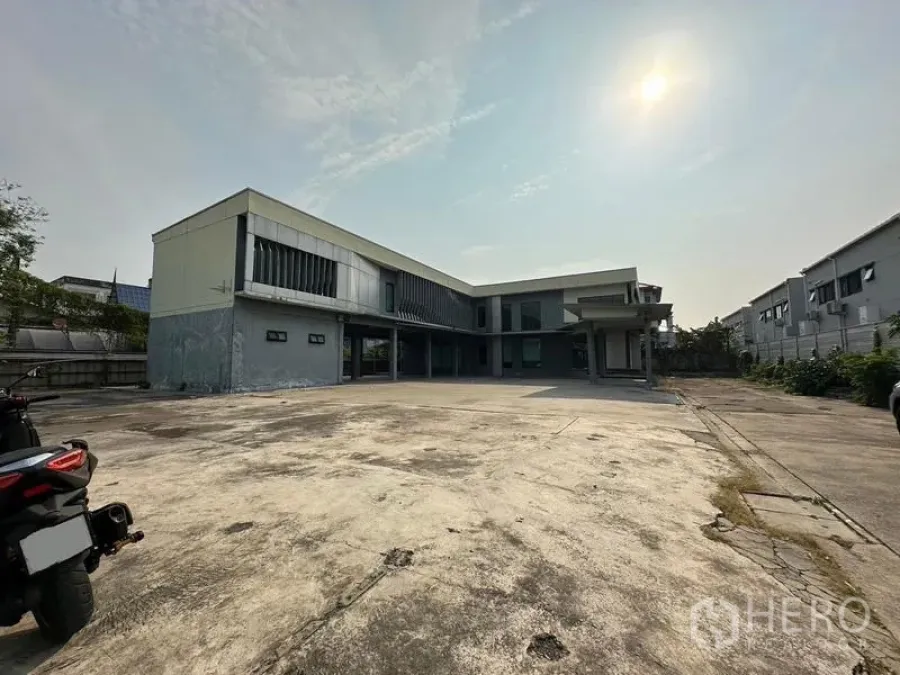 Warehouse for rent in Prawet, Bangkok - Front yard and two-storey office–warehouse with a generous forecourt.