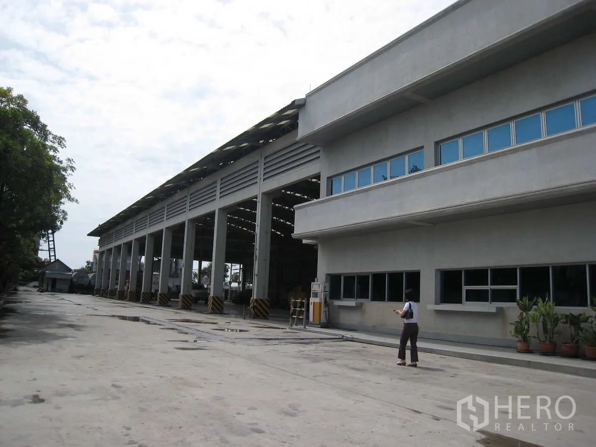 工厂 出租在Lat Lum Kaeo, Pathum Thani - 长条形仓库立面，多个装卸月台连接办公区