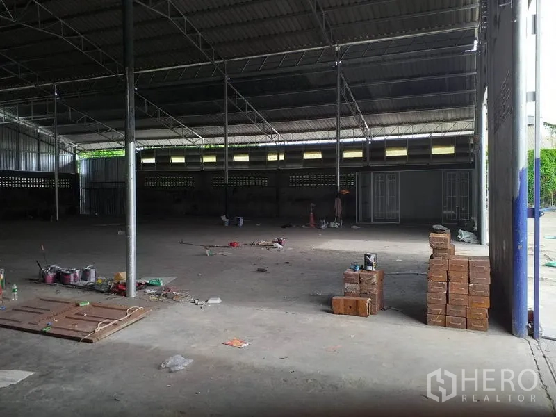 货栈 出租在Pak Kret, Nonthaburi - 仓库内部，高钢结构屋顶与开阔无柱空间。