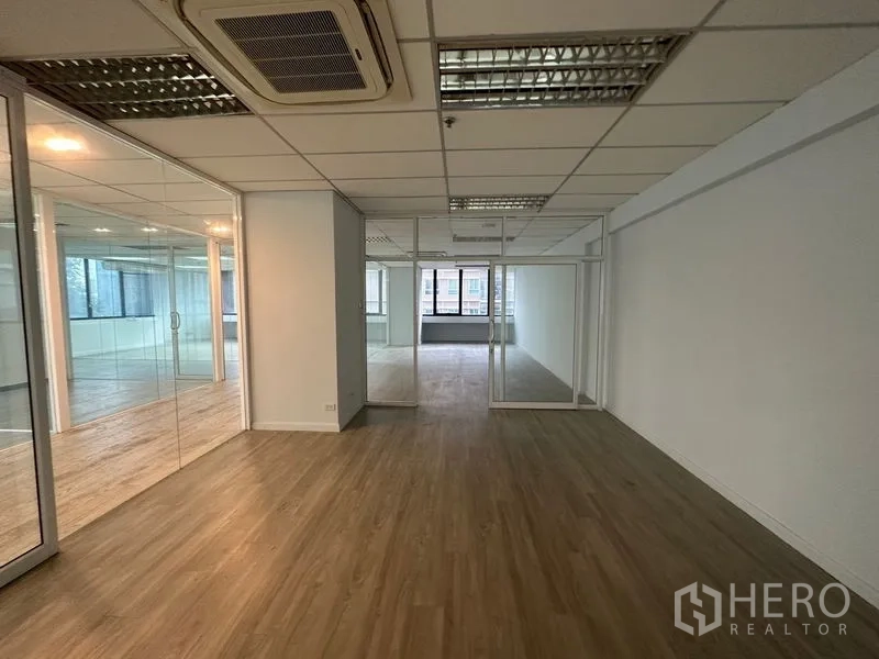Office Space for rent in Din Daeng, Bangkok - Enclosed office with cassette air-conditioning and glass partitions.