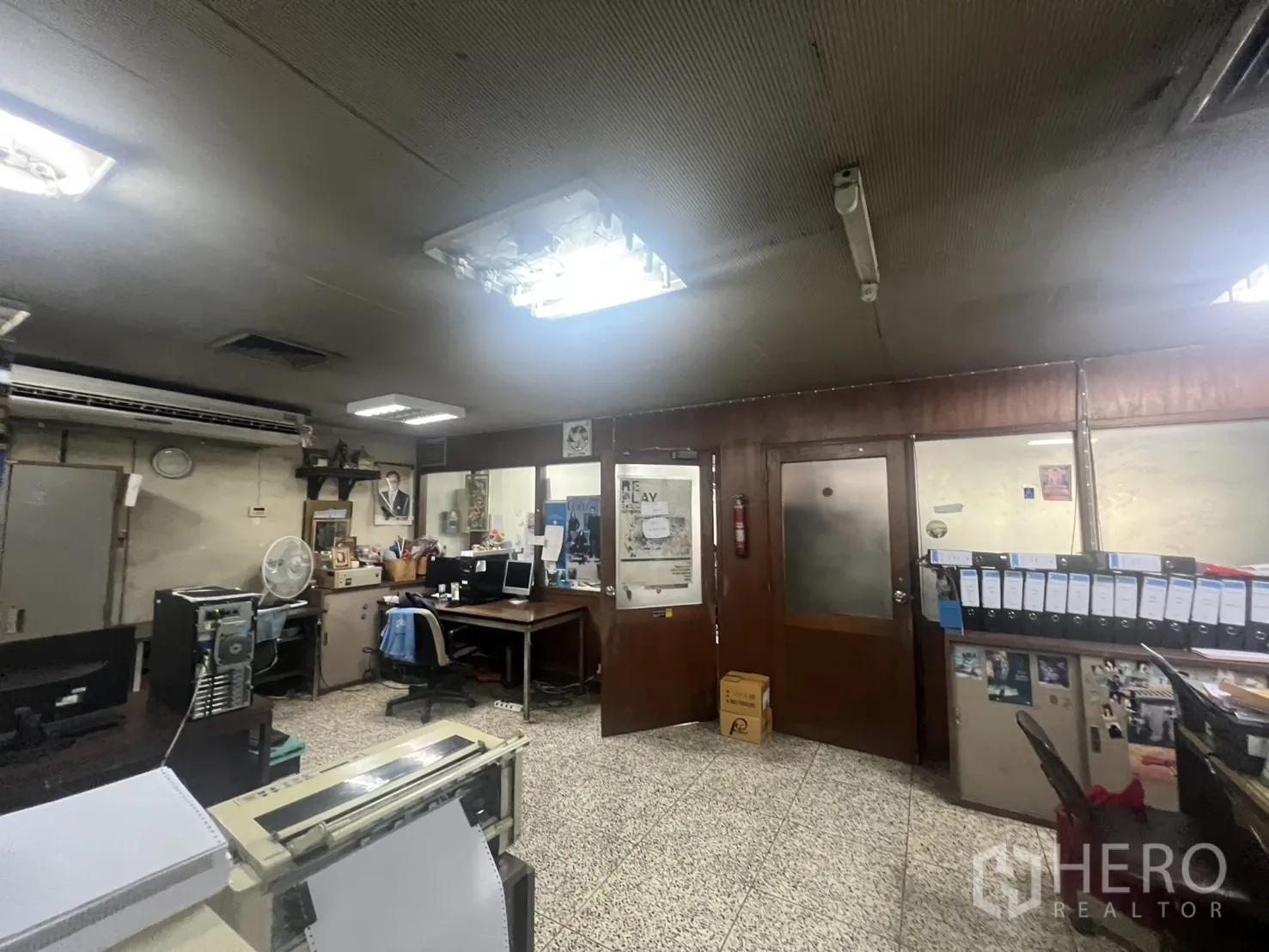Shophouse for rent - Traditional office room with desks, files and air-conditioning.
