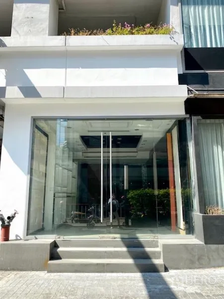 Retail Space for rent in Pathum Wan, Bangkok - Ground-floor retail entrance with full-height glass facade, double glass doors, steps, and a modern white exterior.