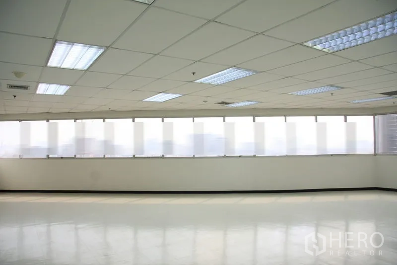 Office Space for rent in Chatuchak, Bangkok - Row of large windows with blinds bringing abundant natural light into the office.