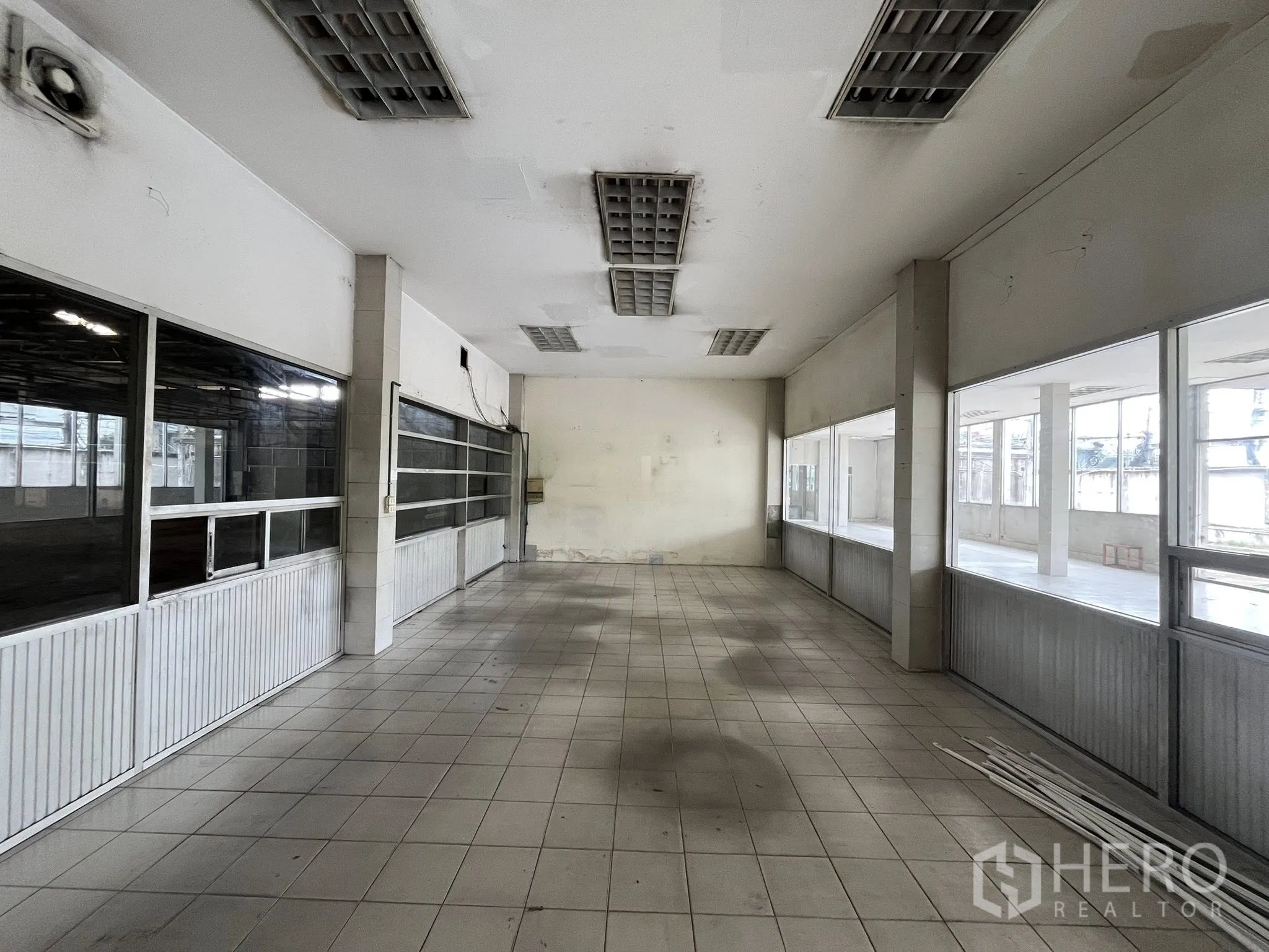 Factory for rent in Phra Pradaeng, Samut Prakan - Internal office zone with glass partitions adjacent to the warehouse.