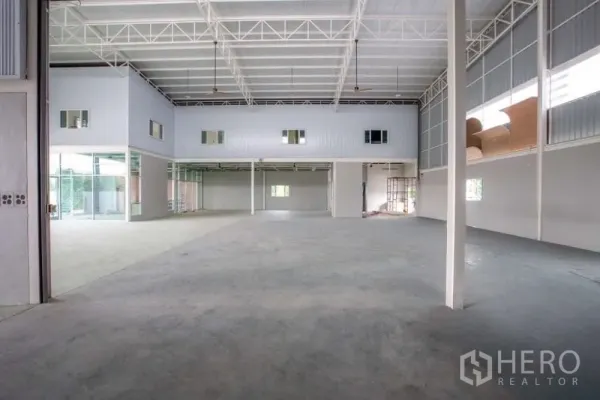 Warehouse for rent in Lat Krabang, Bangkok - Open industrial floor with suspended mezzanine offices and wide clear-span structure.