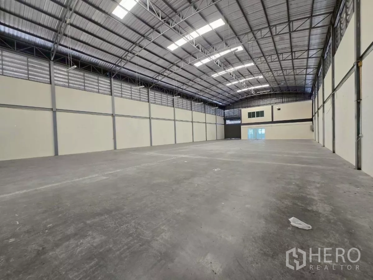 Factory for rent or sale in Mueang Samut Sakhon, Samut Sakhon - Open industrial hall showing wide column-free space and bright lighting for production or storage.