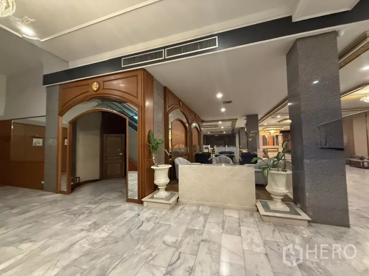 Retail Space for rent in Pathum Wan, Bangkok - Wide lobby view showing marble tiles, columns, arched doorways and lounge seating.