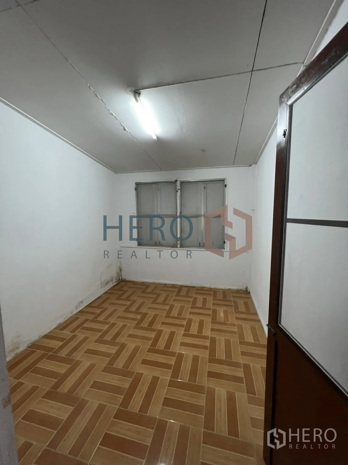Detached House for rent in Watthana, Bangkok - Compact multipurpose room with parquet-pattern floor tiles.