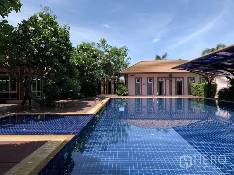 Detached House for rent or sale in Pak Kret, Nonthaburi - Estate swimming pool with blue tiles, sun deck and clubhouse.