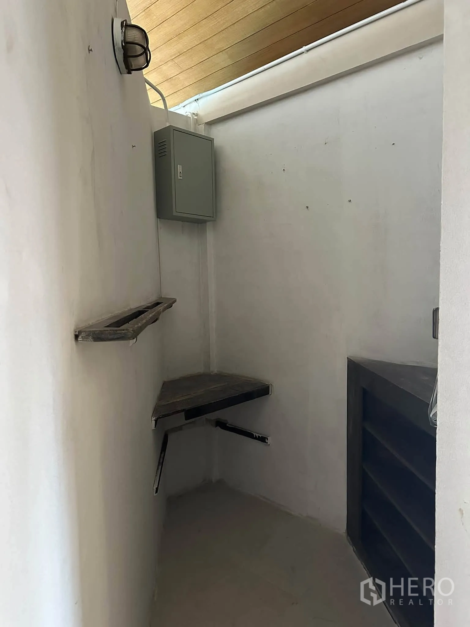 Retail Space for rent in Khlong Toei, Bangkok - Compact storage or utility closet with corner shelves and an electrical panel.