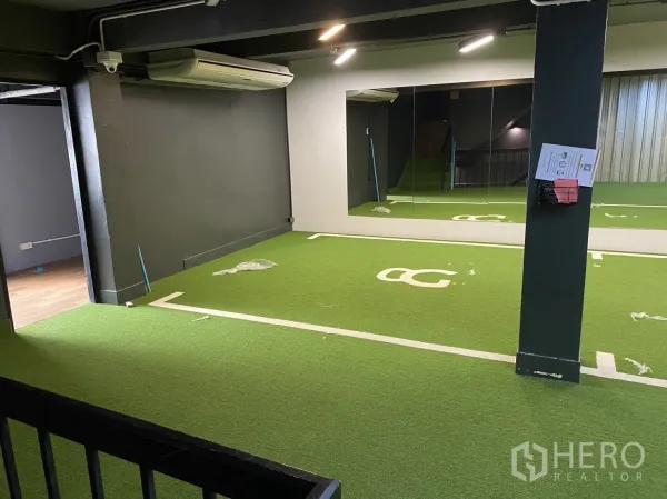 Retail Space for rent in Phaya Thai, Bangkok - Turfed mezzanine training area with full-length mirrors, air-conditioning and stairs, ideal for studio or showroom display.