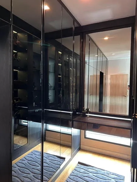 บ้าน ให้เช่าในPrawet, Bangkok - ห้องแต่งตัวแบบวอล์กอิน ตู้กระจกสีเข้มและกระจกแต่งหน้า