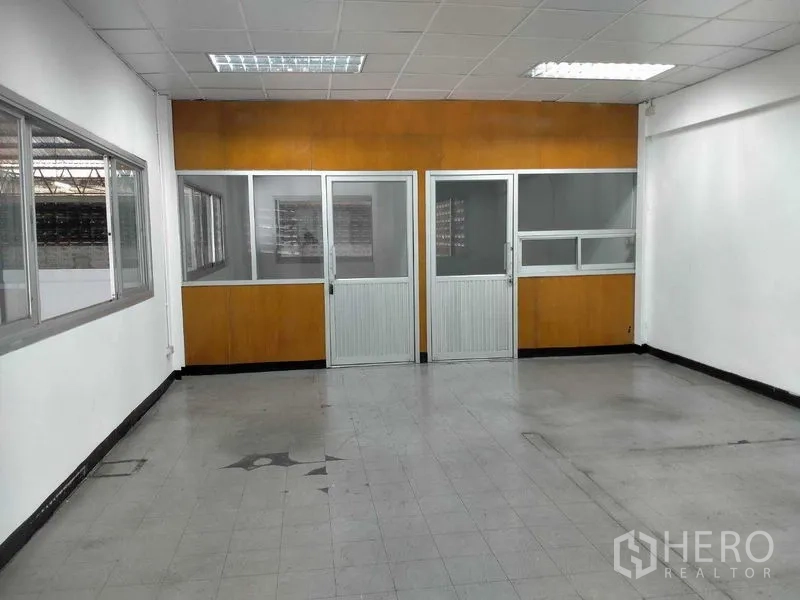 货栈 出租在Bang Phli, Samut Prakan - 二楼办公室，玻璃隔断与嵌入式日光灯
