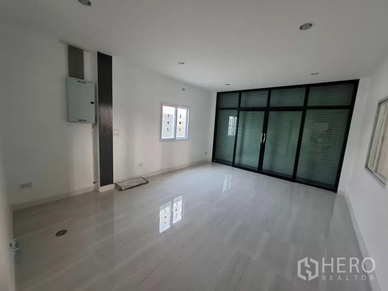 Warehouse for rent or sale in Bang Phli, Samut Prakan - Bright tiled office room with glass sliding partition and window inside the warehouse.