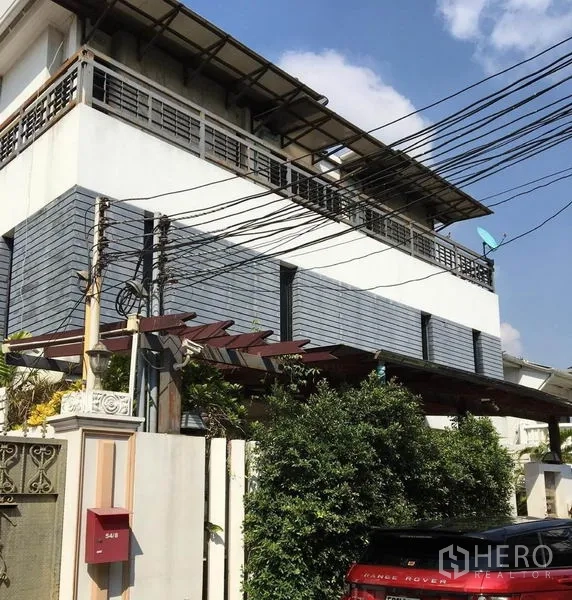 独立式住宅 出租在Khlong Toei, Bangkok - 多层现代住宅外观，设阳台与入户围墙。