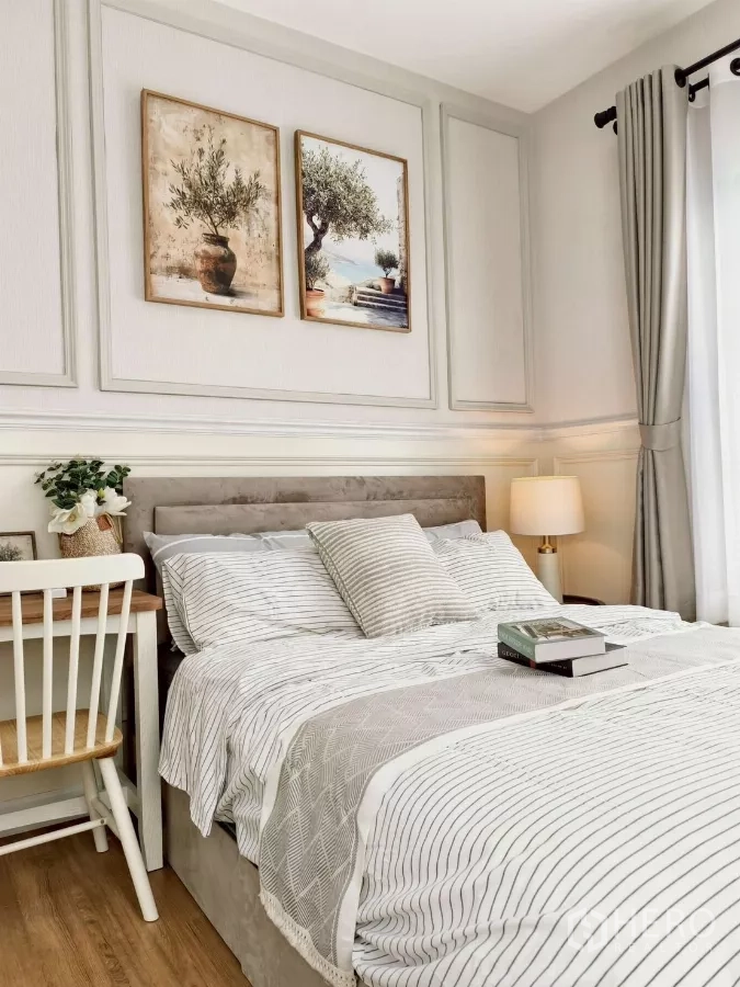 Detached House for rent in Khlong Luang, Pathum Thani - Portrait of guest bedroom with striped bedding and two art frames