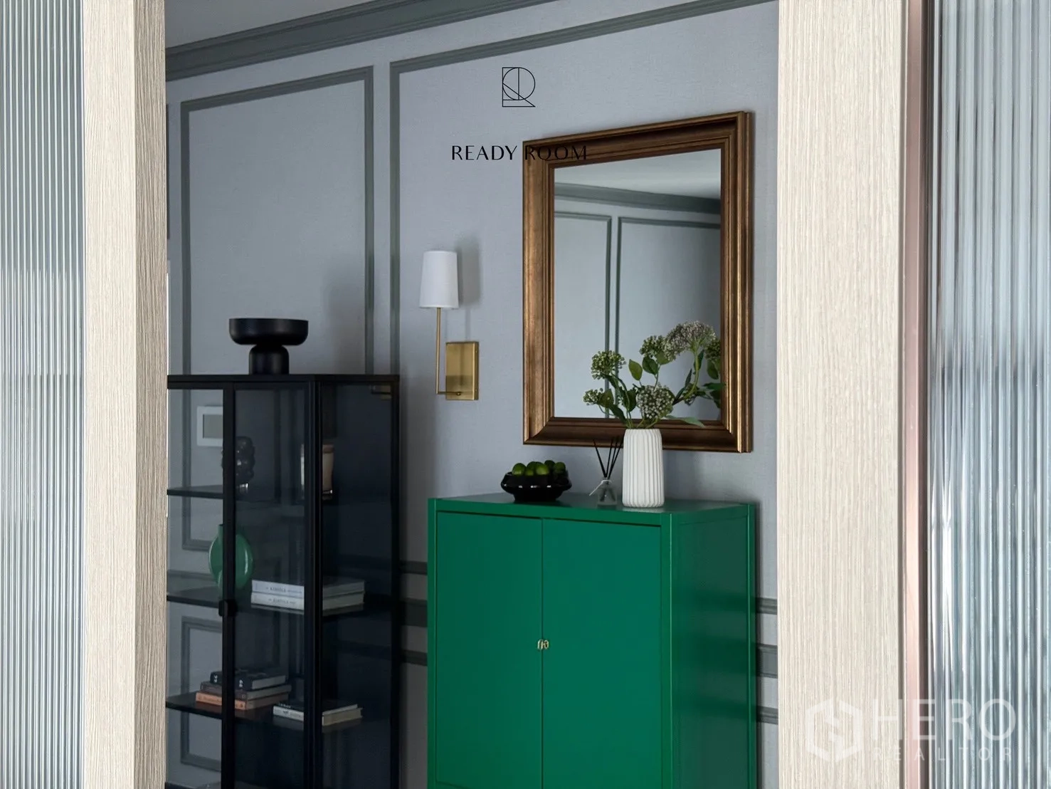 Detached House for rent or sale in Bang Phli, Samut Prakan - Stylish corner with emerald cabinet, framed mirror and a glass display cabinet.