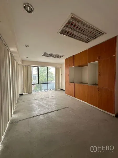 货栈 出租在Suan Luang, Bangkok - 办公室内置木质柜体，落地窗配百叶帘。
