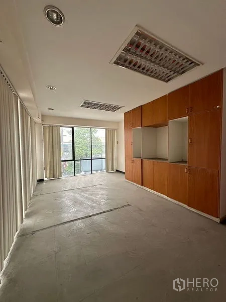 货栈 出租在Suan Luang, Bangkok - 办公室内置木质柜体，落地窗配百叶帘。