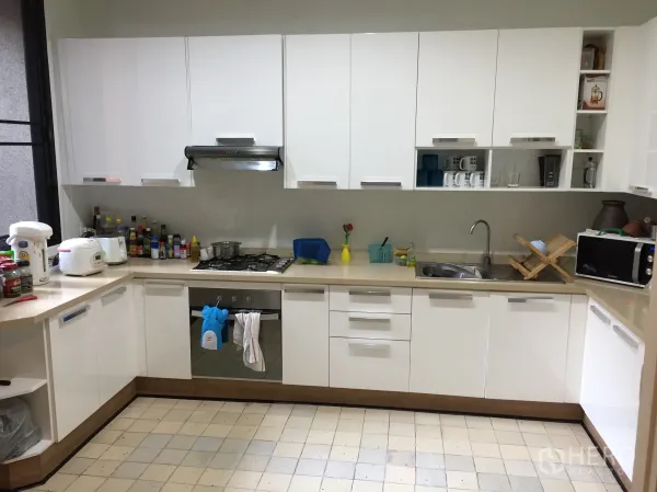 联排别墅 出租在Watthana, Bangkok - 白色L形厨房，配燃气灶、烤箱、水槽与充足储物柜