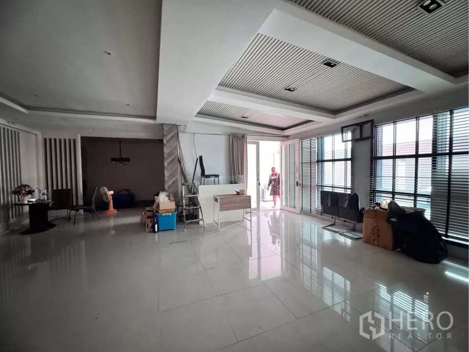 Retail Space for rent in Watthana, Bangkok - Large retail room with floor-to-ceiling windows, grid blinds and polished floors.