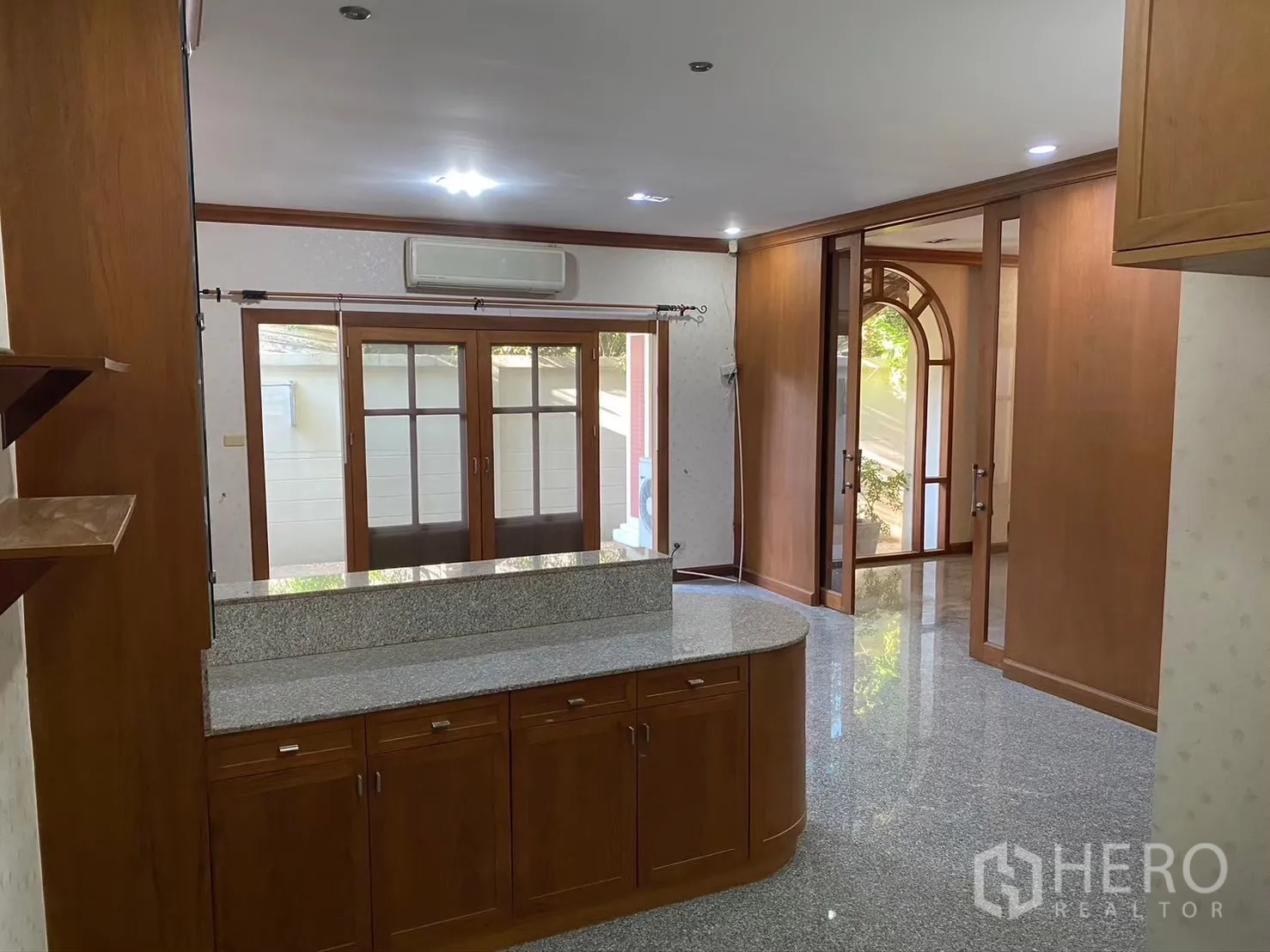 独立式住宅 出租在Watthana, Bangkok - 厨房起居区，花岗岩台面通向庭院