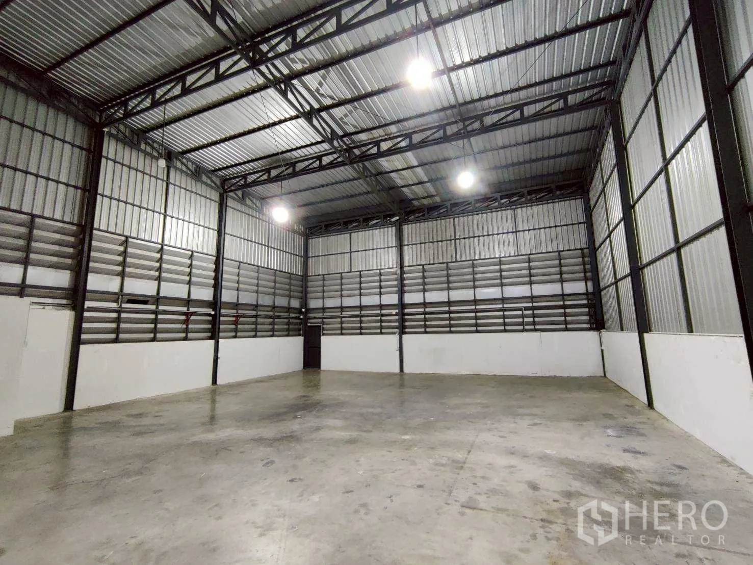 仓库 for rent in Lam Luk Ka, Pathum Thani - 通透空间展示百叶通风口及侧边服务门。