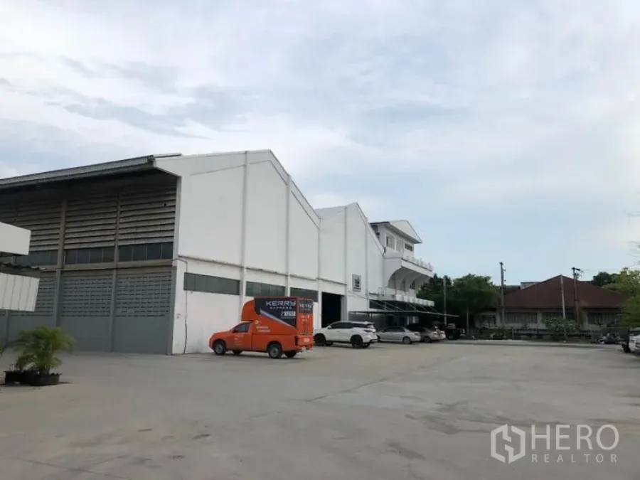 工厂 出租在Mueang Samut Prakan, Samut Prakan - 工业园区前场，提供停车位与卡车装卸区。