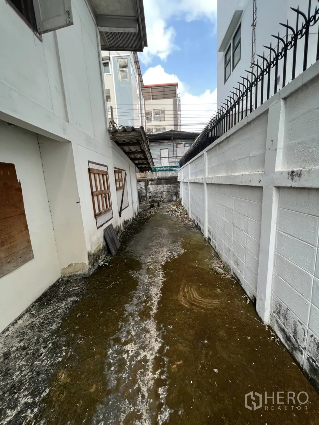 Detached House for rent in Sathon, Bangkok - Narrow rear alley along the house with concrete surface and security fence.