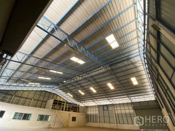 Factory for rent in Lat Lum Kaeo, Pathum Thani - High-clear steel truss roof with skylights inside spacious factory hall.