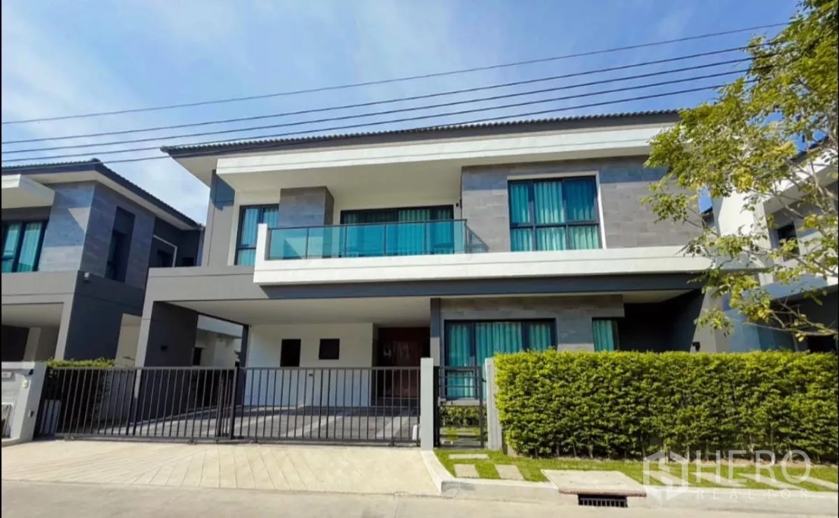 Detached House for rent in Bang Phli, Samut Prakan - Modern two-storey detached house with gated driveway, balcony and hedge in Bang Phli, Samut Prakan.