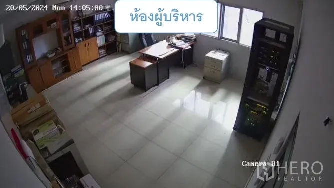 Warehouse for rent in Mueang Pathum Thani, Pathum Thani - Executive office with desks, shelving, a server rack and tiled floor.