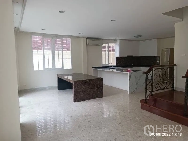 Detached House for sale in Prawet, Bangkok - Open-plan living and dining area with glossy floors and an island kitchen.