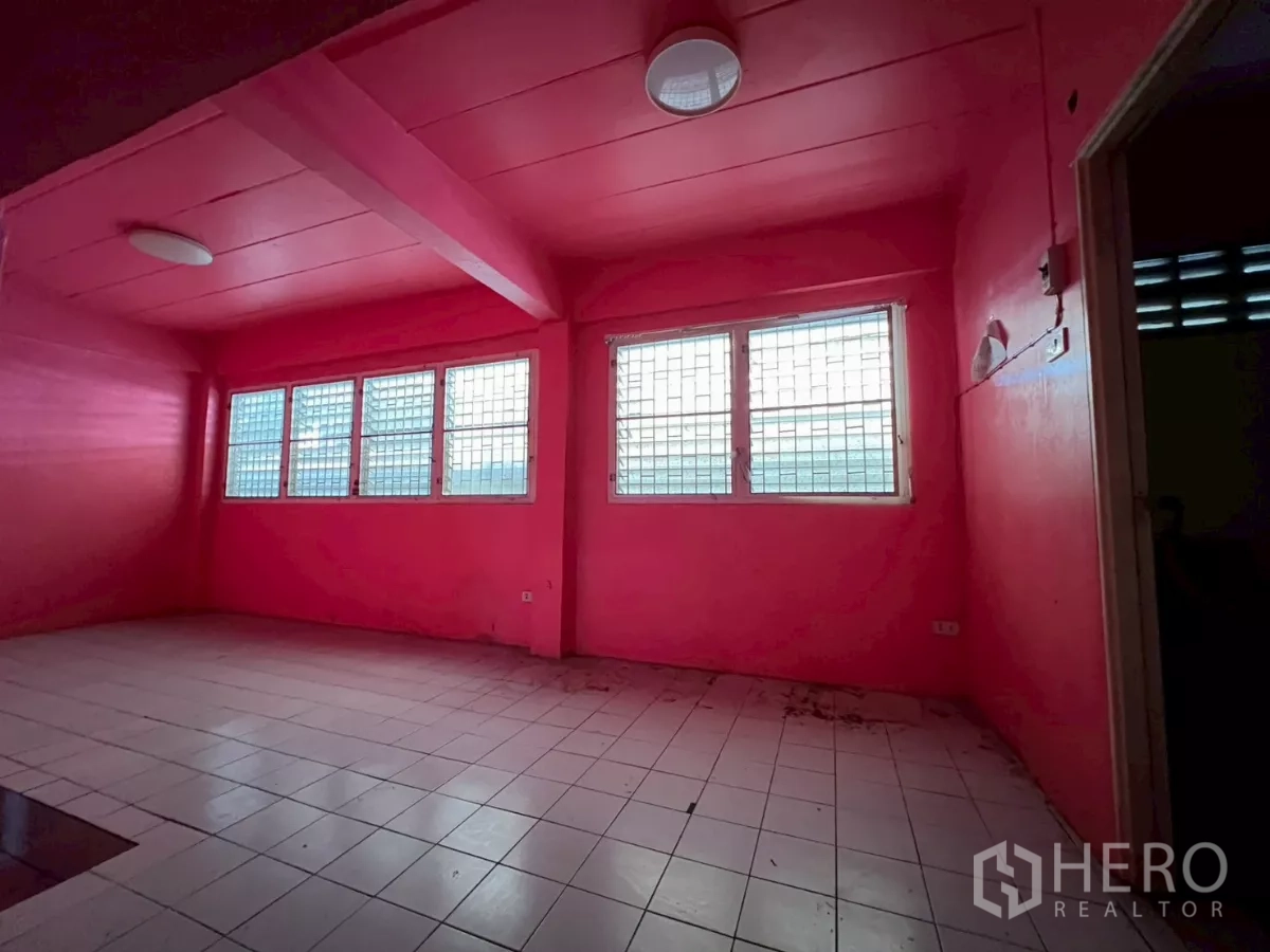 Shophouse for rent in Watthana, Bangkok - Bright tiled room with multiple windows and pink walls, suitable for a staff area.