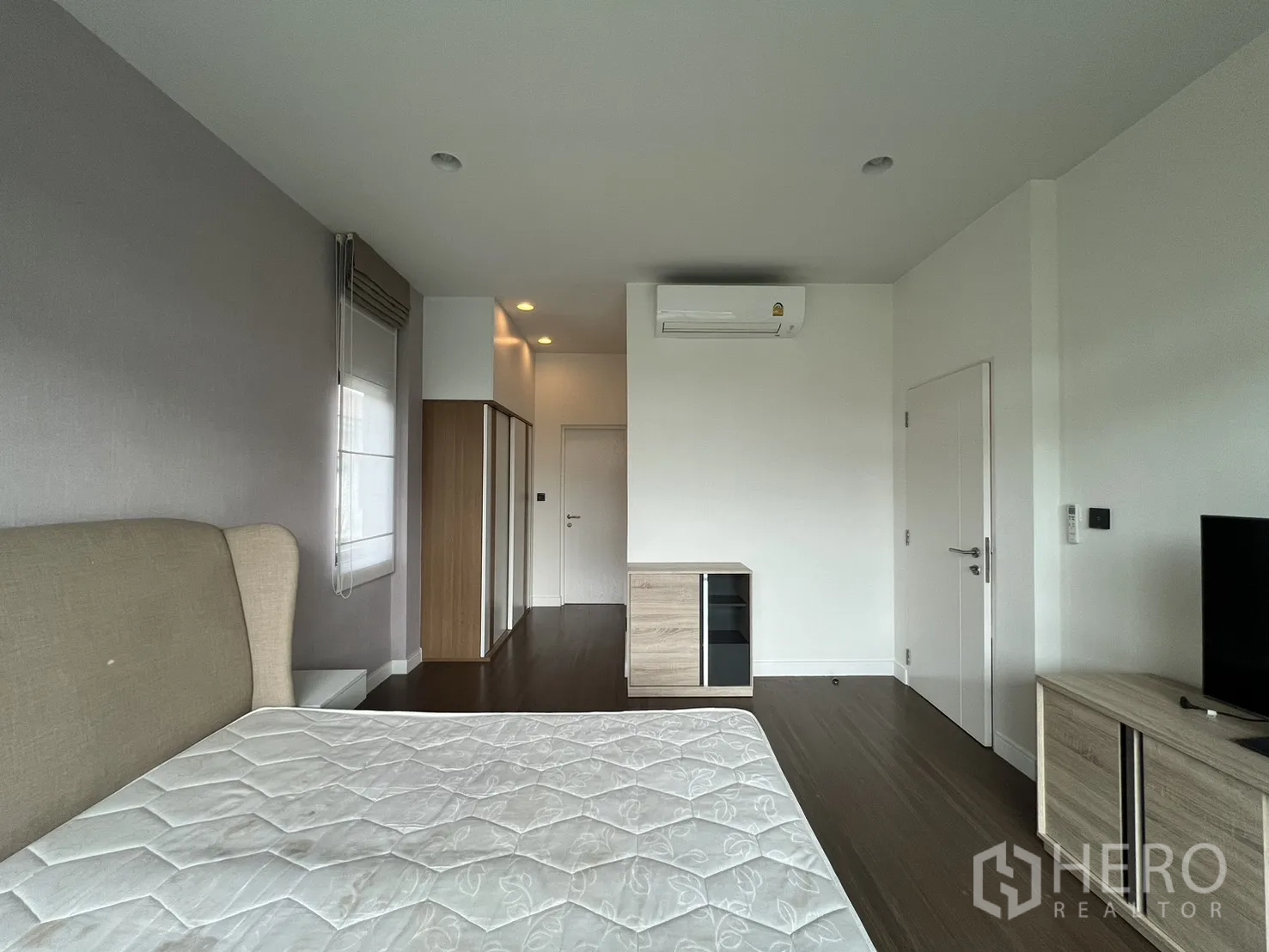 Detached House for rent in Bang Kapi, Bangkok - Master bedroom showing wardrobes, desk and air conditioner.