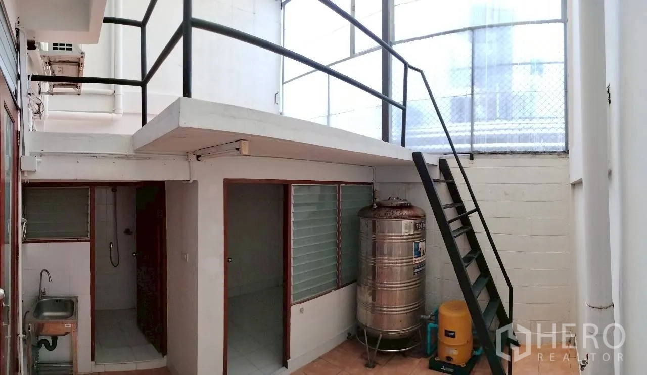 โฮมออฟฟิศ for rent in Watthana, Bangkok - โซนยูทิลิตี้มีชั้นลอย บันไดเหล็ก ถังเก็บน้ำ อ่างล้างมือ และช่องแสง