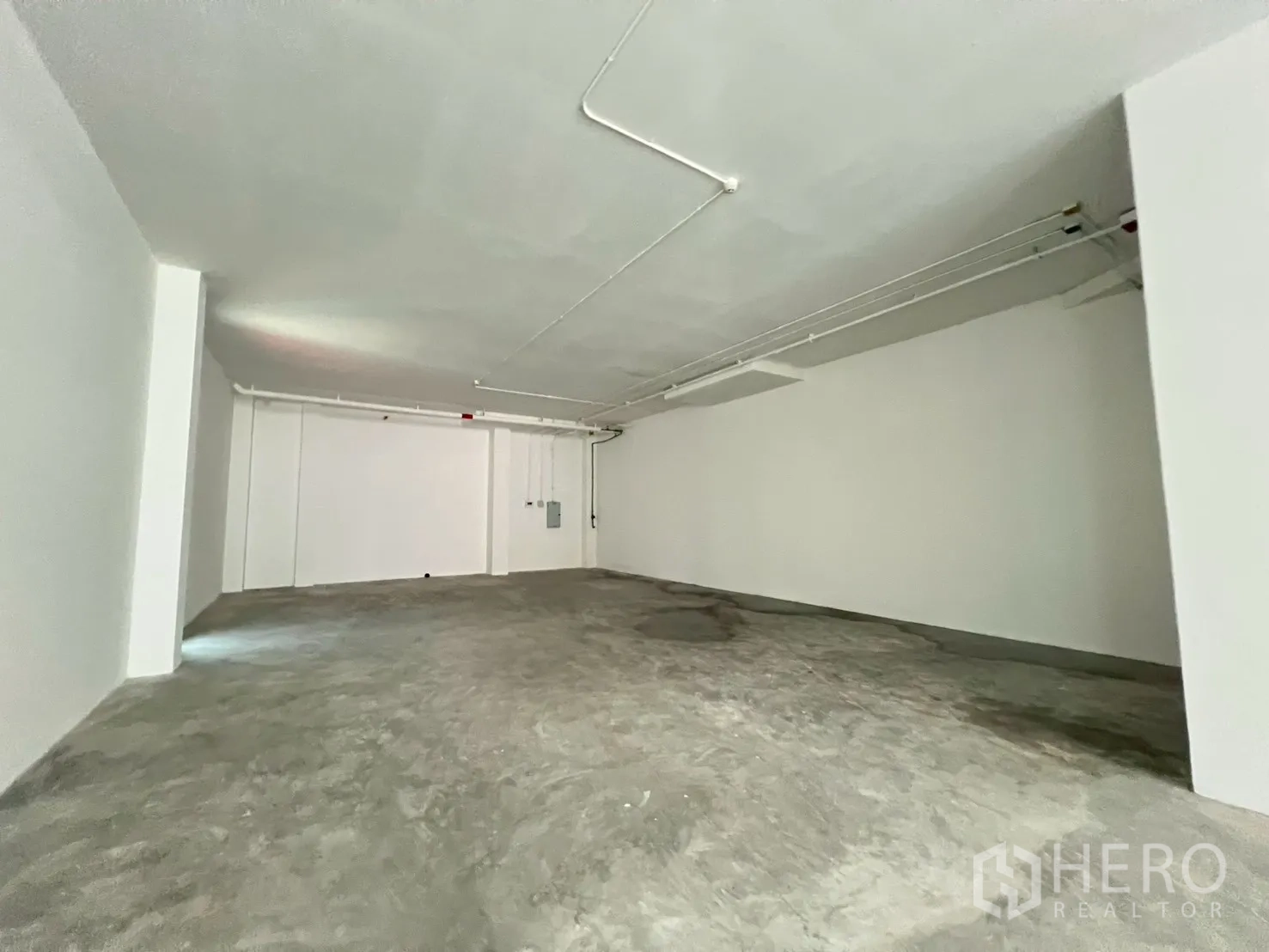 零售空间 for rent in Khlong Toei, Bangkok - 铺面后场，裸露顶棚管线与平整混凝土地面清晰可见。