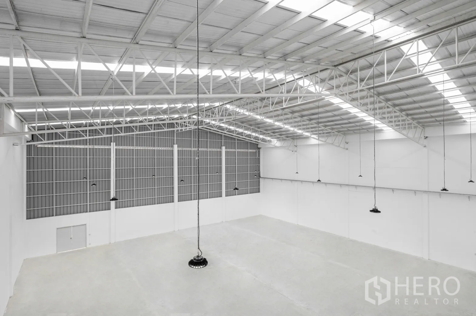 工厂 出租在Pathum Thani - 俯视钢结构屋架与吊装LED灯具。