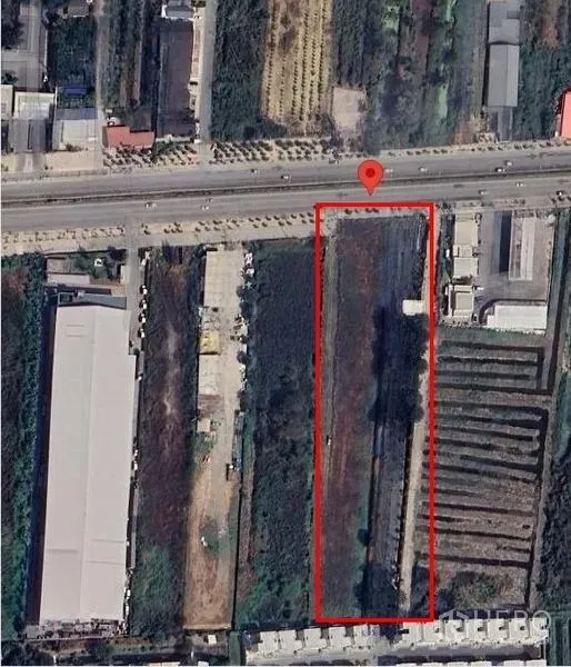 地 出租在Lat Krabang, Bangkok - 卫星俯视图，红色框线标示沿主干道的地块范围。