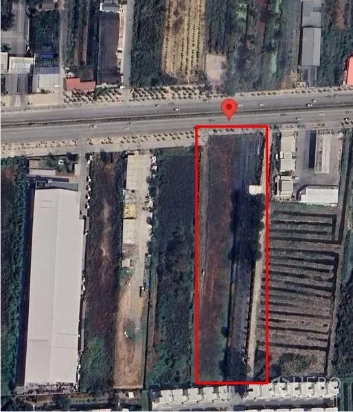 地 出租在Lat Krabang, Bangkok - 卫星俯视图，红色框线标示沿主干道的地块范围。
