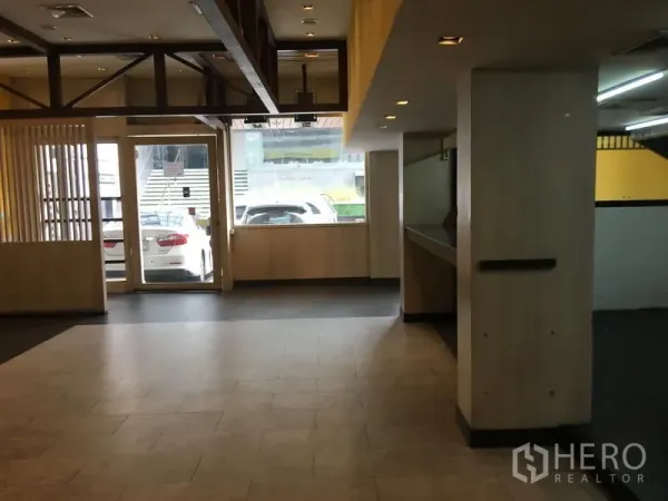 Retail Space for rent in Khlong Toei, Bangkok - Ground-floor space with glass entrance door and street-facing windows allowing natural light.