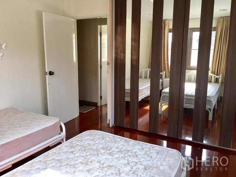บ้าน ให้เช่าในKhlong Toei, Bangkok - ห้องนอนที่สองมีเตียงคู่และตู้เสื้อผ้าบานกระจกสะท้อนแสงธรรมชาติ