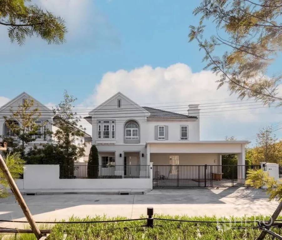 Detached House for rent or sale in Bang Phli, Samut Prakan - Street-facing facade showing gated entrance and three-car covered parking.
