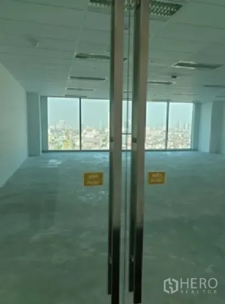 Office Space for rent in Din Daeng, Bangkok - Glass double doors opening to a bright office with panoramic windows and natural light.