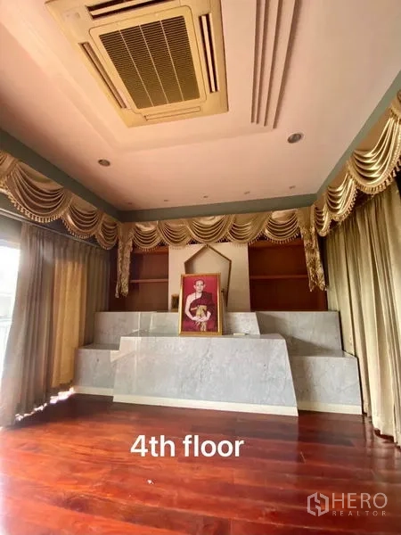 带办公室的家 出租或出售在Suan Luang, Bangkok - 四层多功能房，带台阶式平台与帷帘